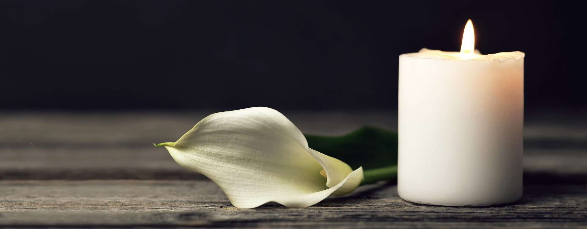 pogrzeb i kwiaty na grobie