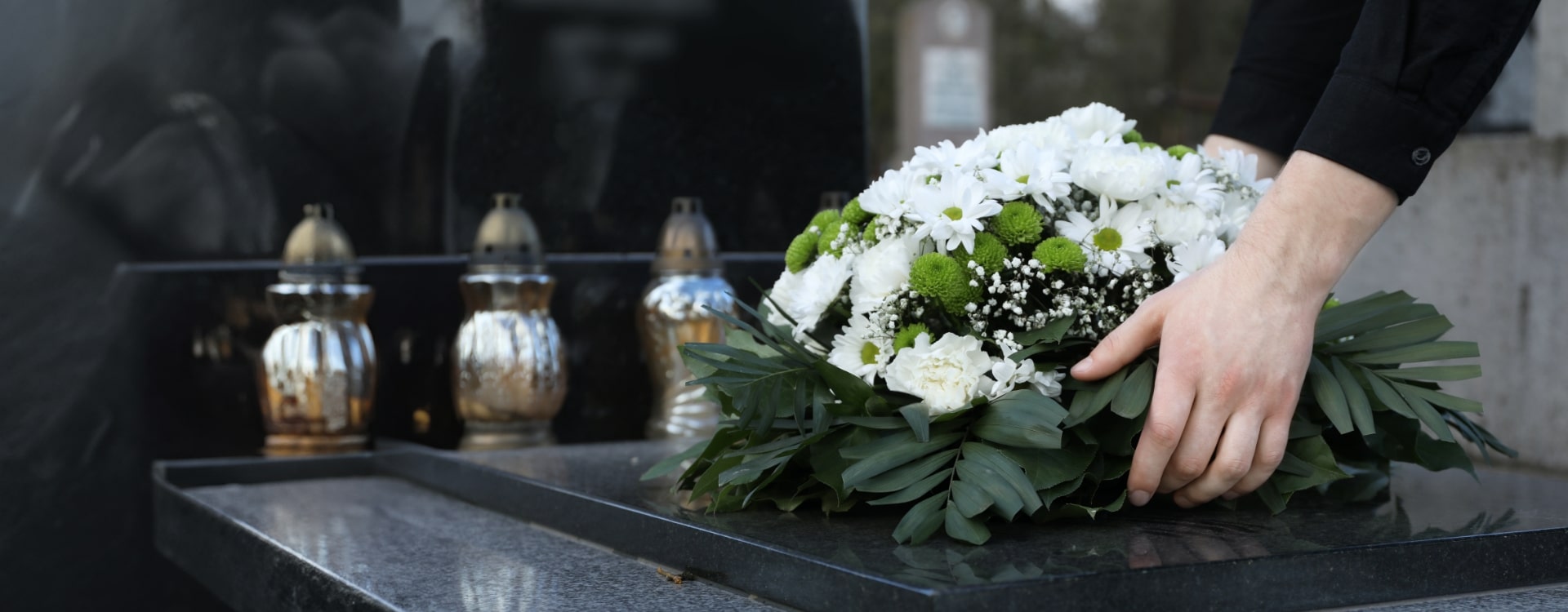 dłonie na trumnie